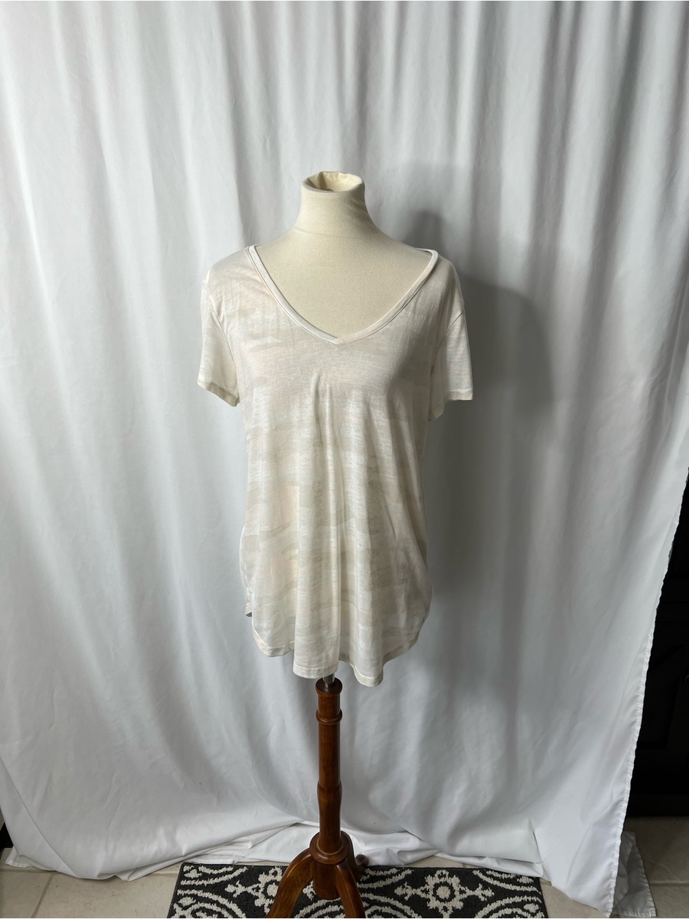 Lucky Brand Los Angeles Ivory Camo V-Neck Tee Size Large